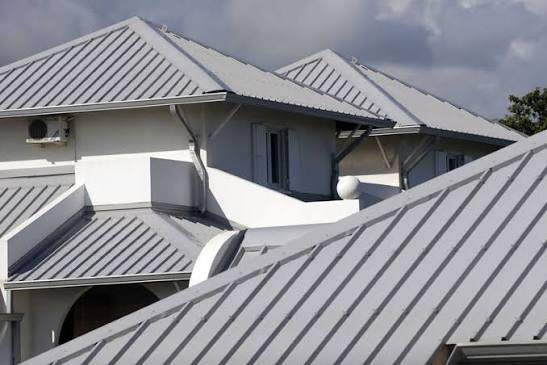 Çatı yenileme — gri kenet metal çatı, birden fazla çatı düzlemi